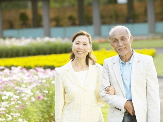 幸せそうな高齢者カップル