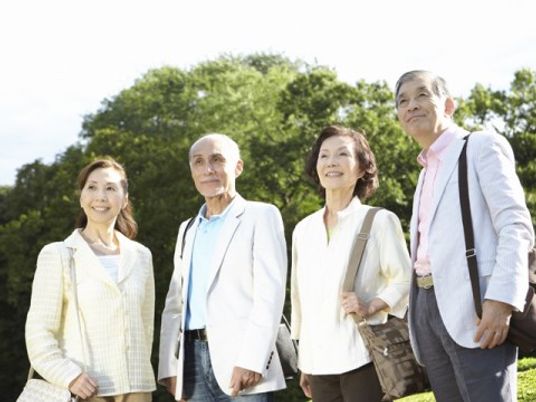 明るい表情の4人組中庭