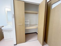 収納と洗面台の居室