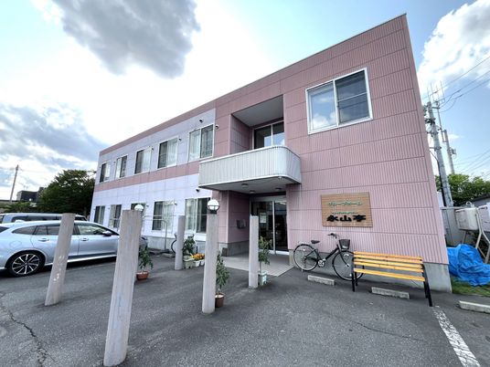 ピンク色の建物外観