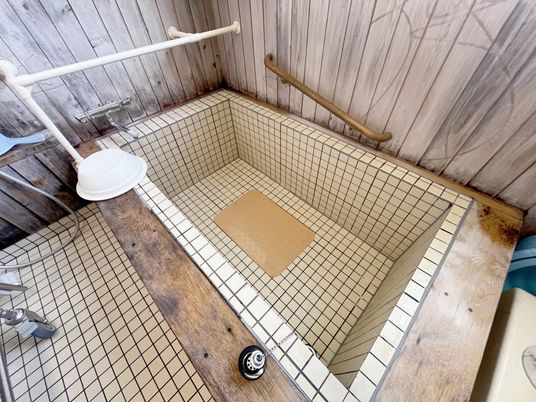 落ち着いた色調の浴室