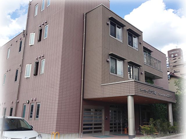 モダンな建物外観 外観 広々としたモダンな佇まいが印象的です。快適な施設内での仕事が期待できます。