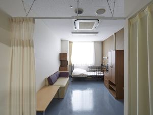 明るい居室のベッド  