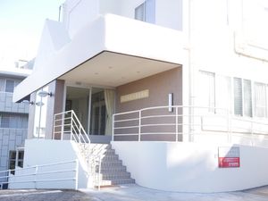 明るい外観の入口  