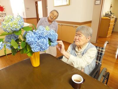 花を手にする高齢者二人