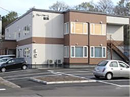 明るい外観の建物