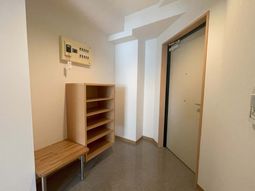 廊下と開き戸のシンプル景