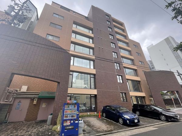 茶色の建物の外観