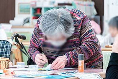作業中の高齢者の様子