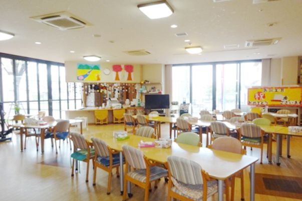 自然光の明るい食堂
