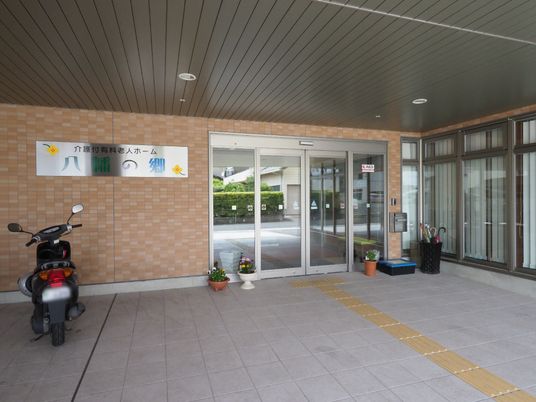 明るいエントランスの景色