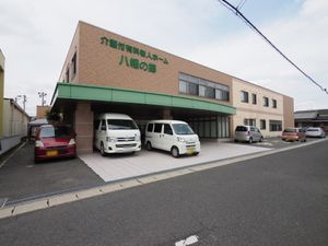広々とした施設の外観