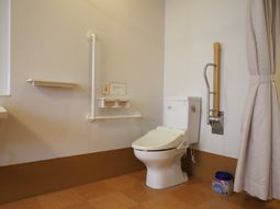 バリアフリー設計のトイレ