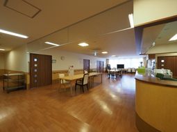 広々とした共用ラウンジ