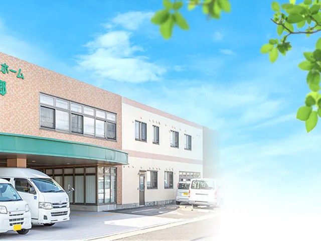 介護施設の外観 外観   明るい空の下に建つ、落ち着いた色合いの建物です。車の出入りもしやすそうで、働く場の雰囲気をイメージしやすいです。