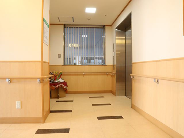 安全な廊下 廊下 手すりが設置され、安全な移動が可能な廊下です。明るい照明で視認性も高く、安心して利用できます。