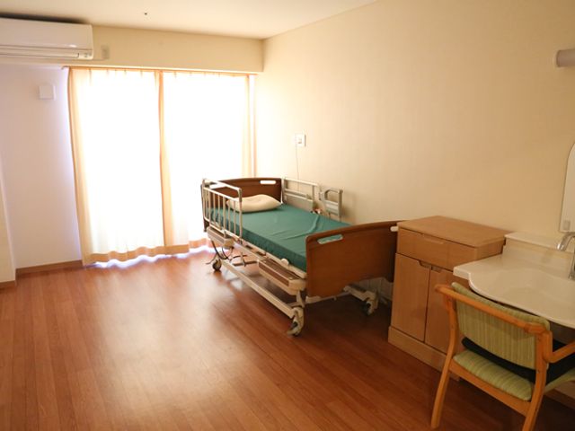 自然光あふれる居室 居室 自然光が差し込む明るい個室です。静かな環境で、落ち着いて介護の仕事をすることができます。