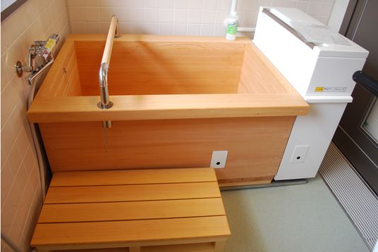 木製の浴槽の浴室