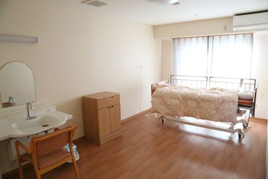 明るい個室の居室