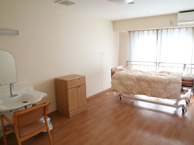 明るい個室の居室 居室 ゆったりとした個室で、窓から自然光が優しく差し込んでいます。快適な空間で仕事ができそうです。