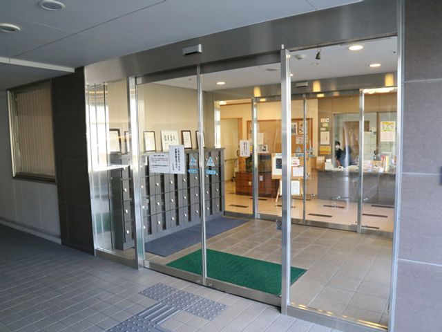 明るいエントランス エントランス 広々としたエントランスは、訪れる人を温かく迎えてくれます。受付カウンターも見え安心です。
