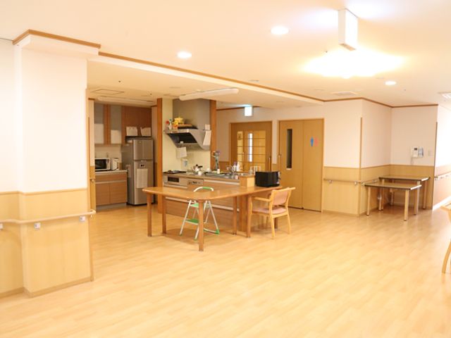 明るいキッチンスペース 内観 広々としたキッチンスペースです。自然光が差し込み、明るく快適な環境が整っています。