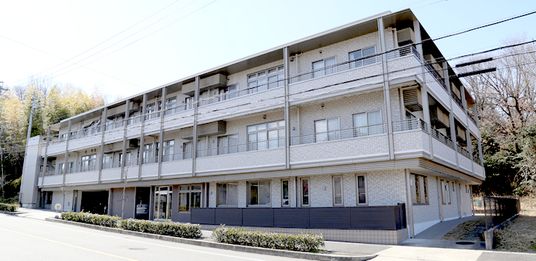 三階建ての建物外観