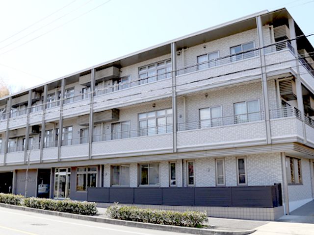 三階建ての建物外観 外観 三階建ての明るい建物で、落ち着いた雰囲気の外観が特徴です。交通アクセスもしやすい立地です。