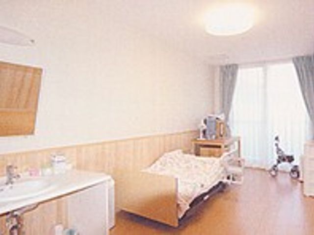 広々とした居室 居室 自然光がたっぷり入る快適な空間です。窓際のスペースではリラックスして過ごせます。