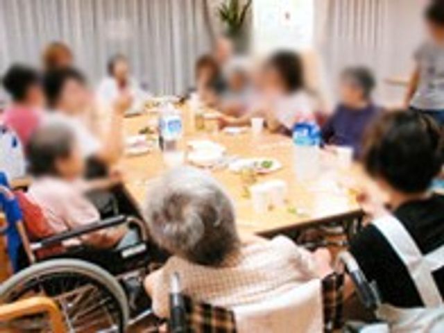 リビングの様子 リビング 明るい空間で、利用者同士の交流が活発です。車椅子でも快適に過ごせます。