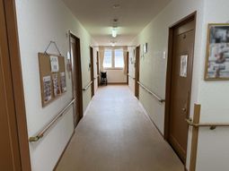 手すり付きの廊下