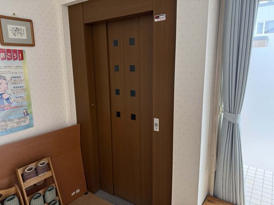 温かみあるエレベーター