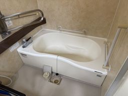 手すり付きの浴槽