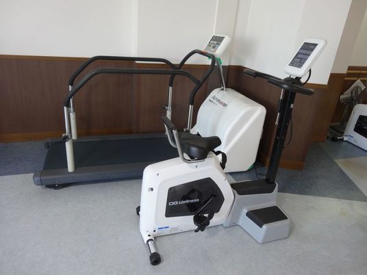 訓練機器が並ぶ室内