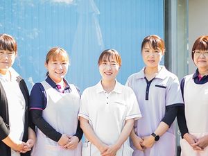 スタッフが並ぶ屋外  