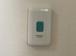 緊急ボタンのある壁