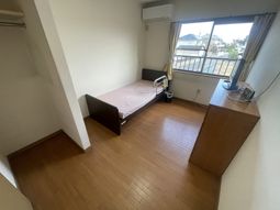 ベッドと窓のある部屋