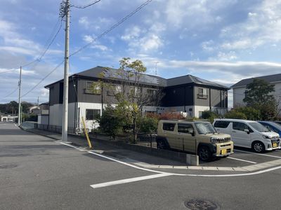 駐車場付きの外観