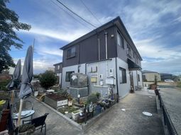 整った庭付きの建物