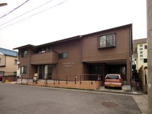 茶色い建物の外観