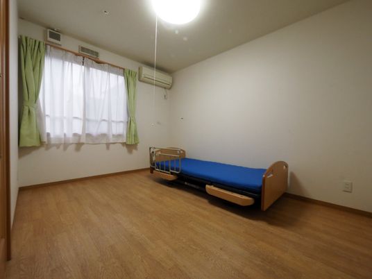 居室のエアコンとベッド