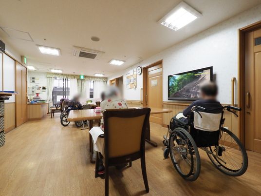 温かな雰囲気の共用スペース