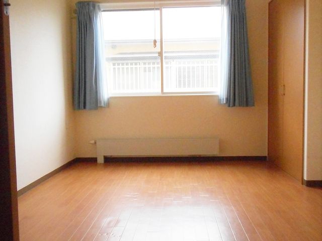 空の明るい居室 居室 日差しが降り注ぐ落ち着きのある居室です。個々の趣味や必要なものを配置して、自由にカスタマイズできるスペースです。