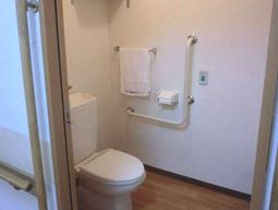 バリアフリー設計のトイレ