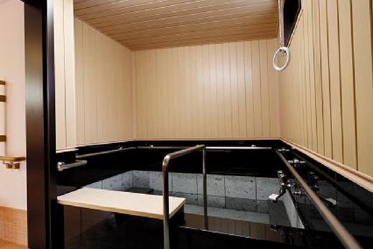 温かい木製の浴室