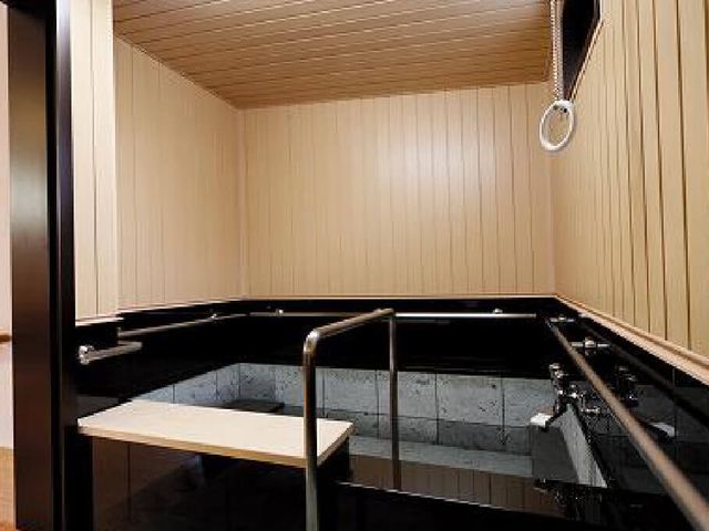 温かい木製の浴室 浴室 手すりが設置された使いやすい浴槽で、安全に利用いただけます。温もりを感じる空間です。