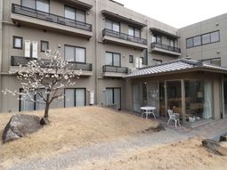 建物と桜の木の景色
