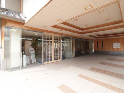 エントランスの明るい空間