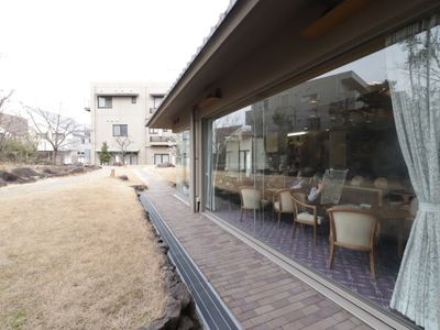 庭付き施設のダイニング