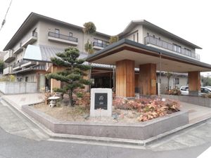 和風の外観の建物